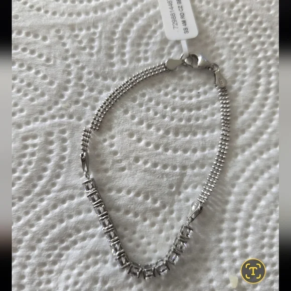$100 Macy's Women Elegant Silver Hand Bracelet New Party - Picture 1 of 13